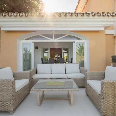 In Elviria, A Retreat Among Palm Trees, With Private Heated Pool And Barbecue, Vila *