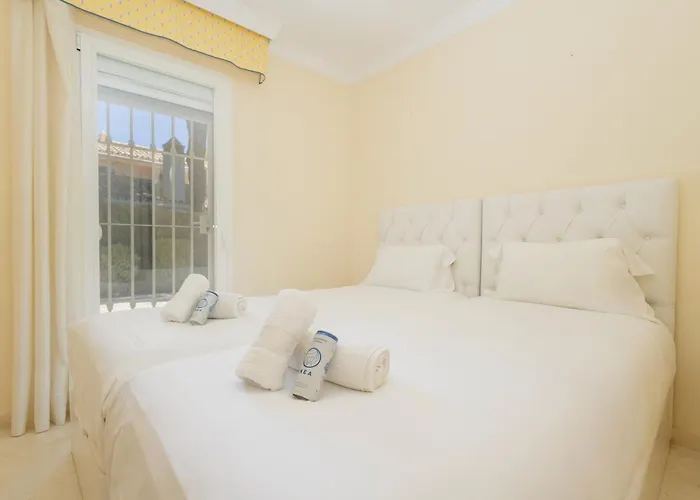 In Elviria, A Retreat Among Palm Trees, With Private Heated Pool And Barbecue,