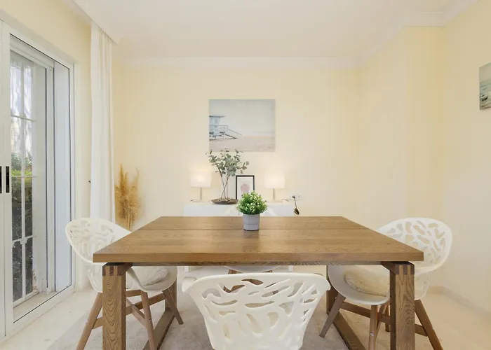 In Elviria, A Retreat Among Palm Trees, With Private Heated Pool And Barbecue, Marbella