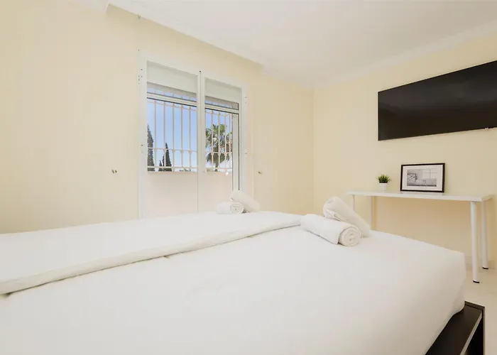 In Elviria, A Retreat Among Palm Trees, With Private Heated Pool And Barbecue, Vila Marbella
