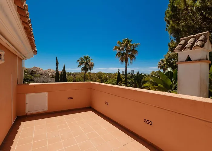 In Elviria, A Retreat Among Palm Trees, With Private Heated Pool And Barbecue,