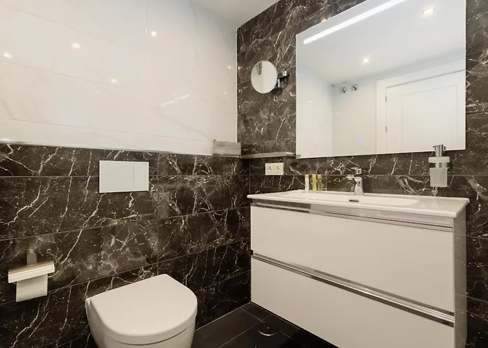 In Elviria, A Retreat Among Palm Trees, With Private Heated Pool And Barbecue, Vila Marbella