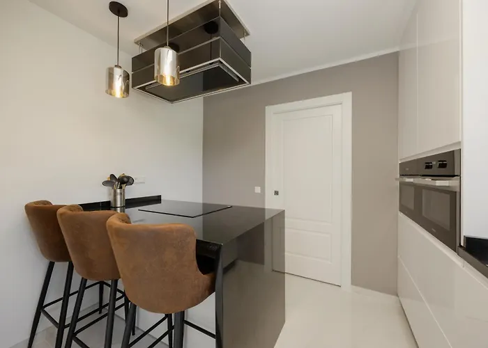 In Elviria, A Retreat Among Palm Trees, With Private Heated Pool And Barbecue, Vila *