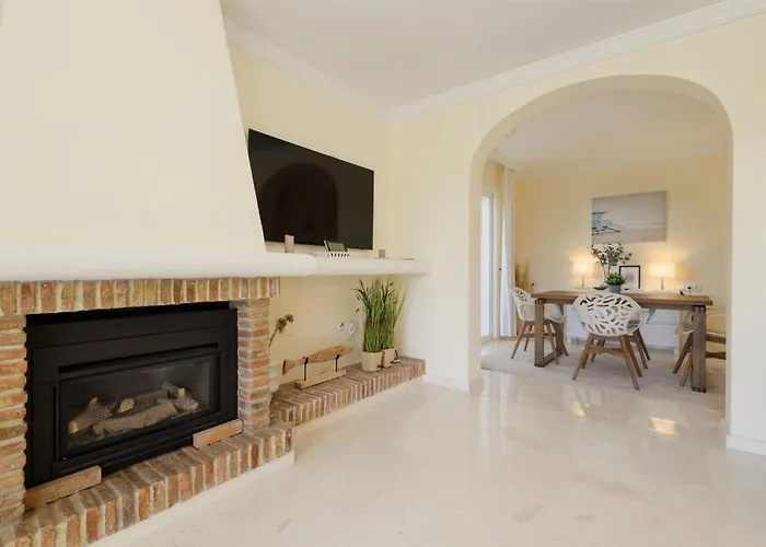 In Elviria, A Retreat Among Palm Trees, With Private Heated Pool And Barbecue, Vila Marbella