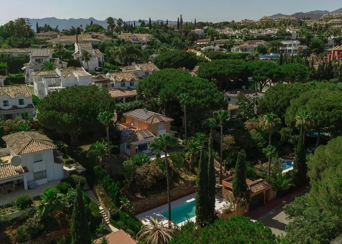 Vila In Elviria, A Retreat Among Palm Trees, With Private Heated Pool And Barbecue,
