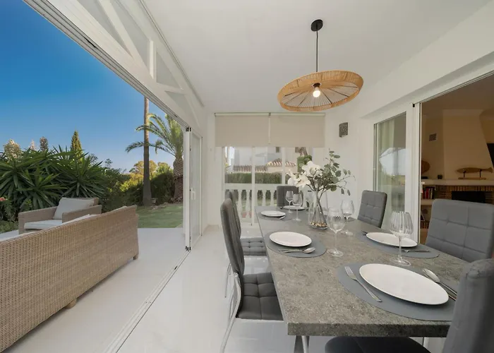 In Elviria, A Retreat Among Palm Trees, With Private Heated Pool And Barbecue, Vila Marbella