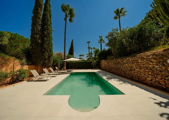 In Elviria, A Retreat Among Palm Trees, With Private Heated Pool And Barbecue, Vila Marbella
