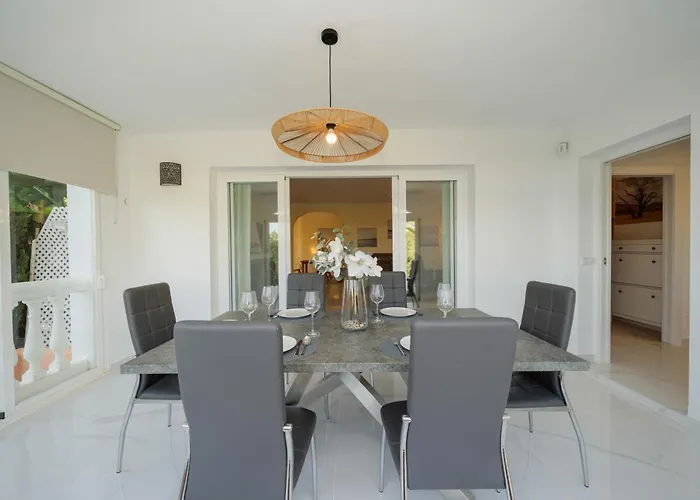 In Elviria, A Retreat Among Palm Trees, With Private Heated Pool And Barbecue, Vila Marbella