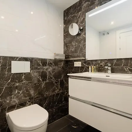 In Elviria, A Retreat Among Palm Trees, With Private Heated Pool And Barbecue, Villa Marbella