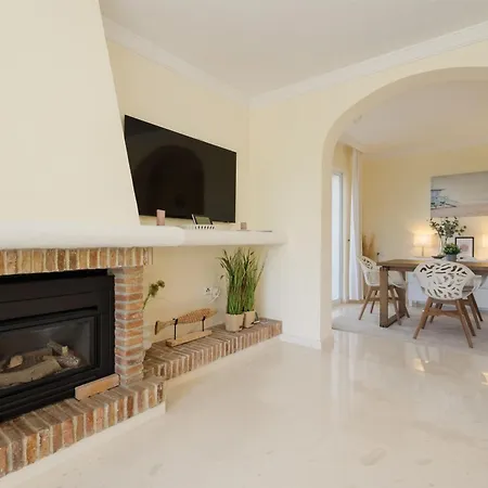 In Elviria, A Retreat Among Palm Trees, With Private Heated Pool And Barbecue, Villa Marbella