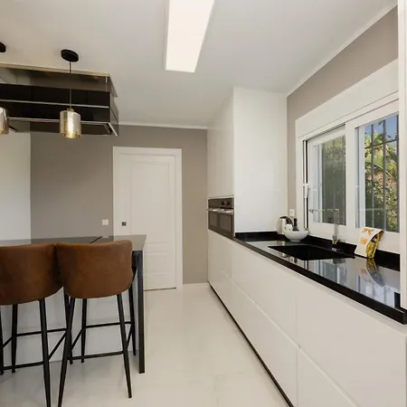 In Elviria, A Retreat Among Palm Trees, With Private Heated Pool And Barbecue, * ماربيا