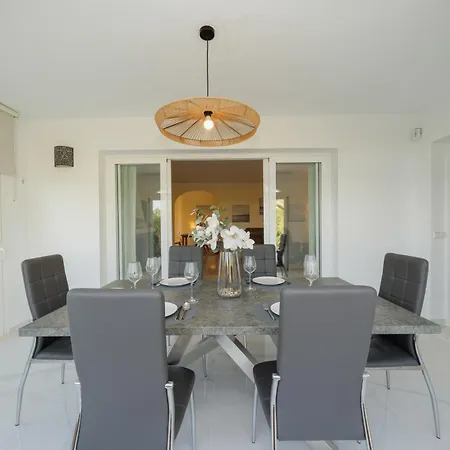 In Elviria, A Retreat Among Palm Trees, With Private Heated Pool And Barbecue, Willa Marbella