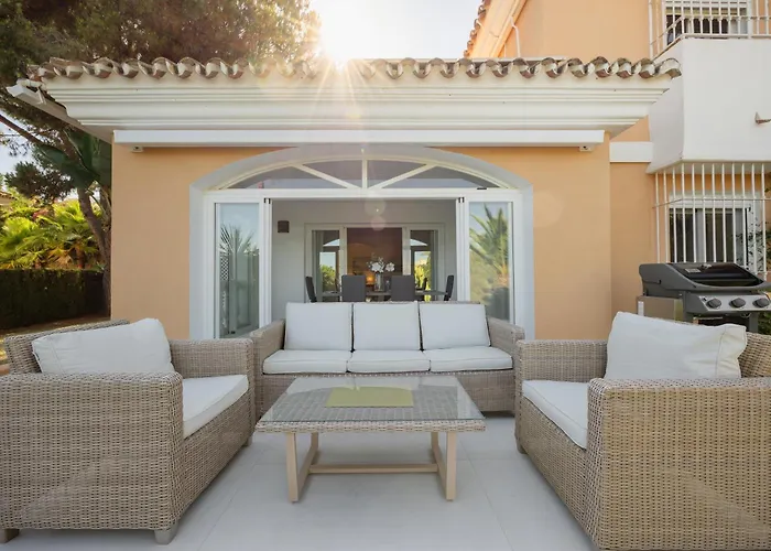 In Elviria, A Retreat Among Palm Trees, With Private Heated Pool And Barbecue, Villa *