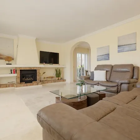 In Elviria, A Retreat Among Palm Trees, With Private Heated Pool And Barbecue, Villa Marbella
