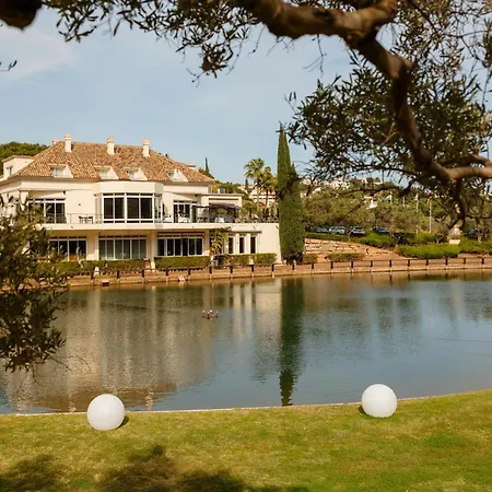 In Elviria, A Retreat Among Palm Trees, With Private Heated Pool And Barbecue, Villa