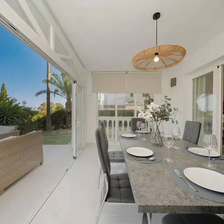 In Elviria, A Retreat Among Palm Trees, With Private Heated Pool And Barbecue, Villa Marbella