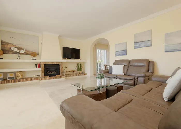 In Elviria, A Retreat Among Palm Trees, With Private Heated Pool And Barbecue, Villa Marbella