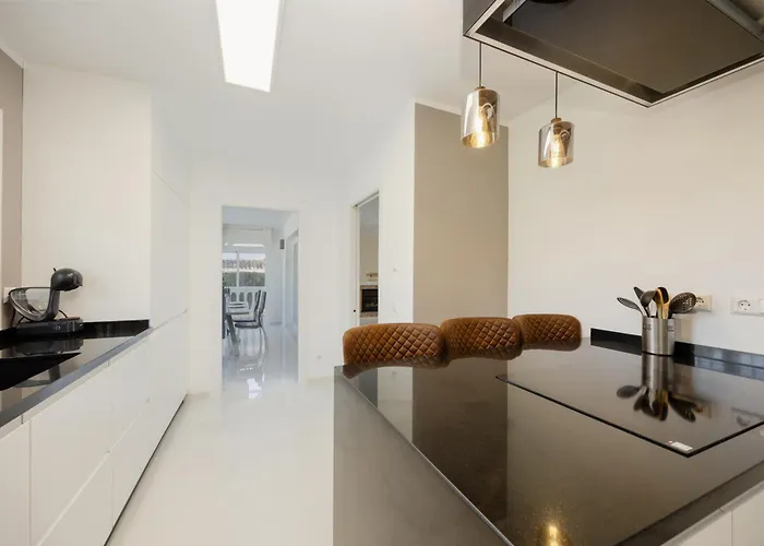 In Elviria, A Retreat Among Palm Trees, With Private Heated Pool And Barbecue, *